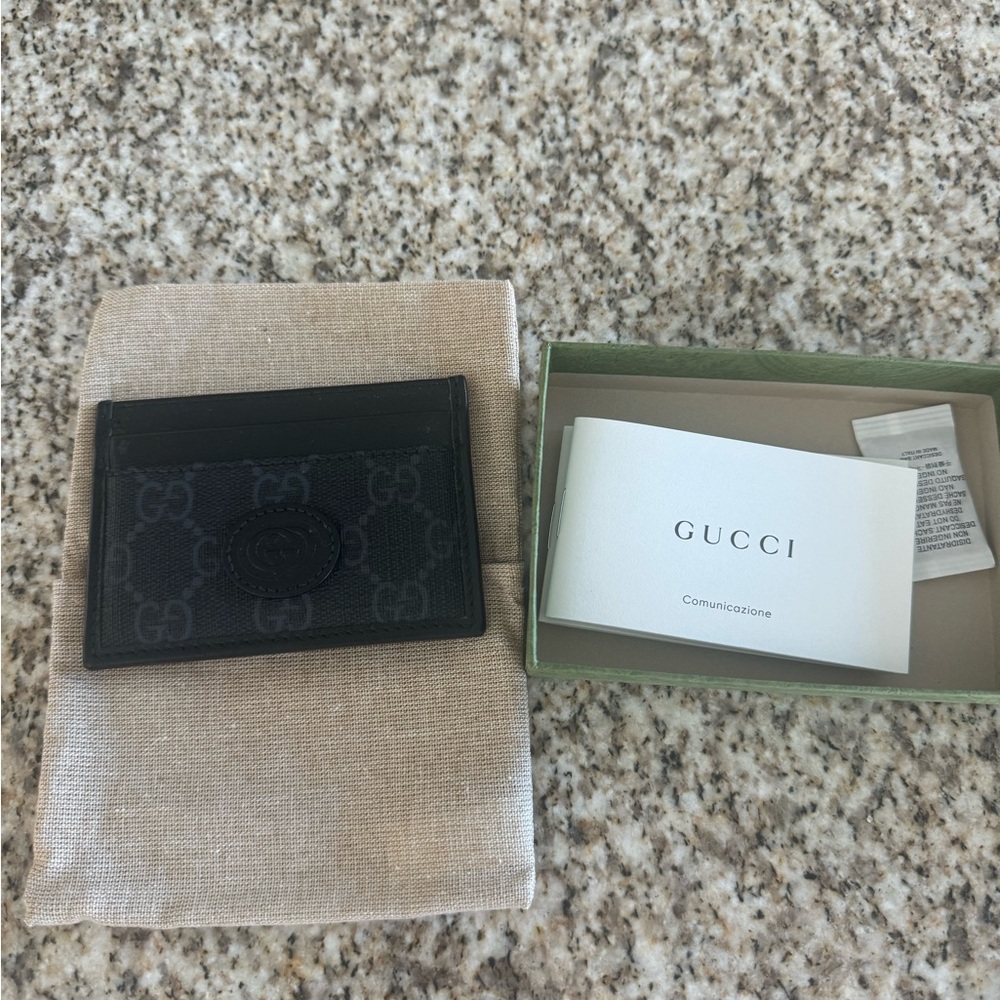 Men’s Gucci cardholder like new with original box + bag